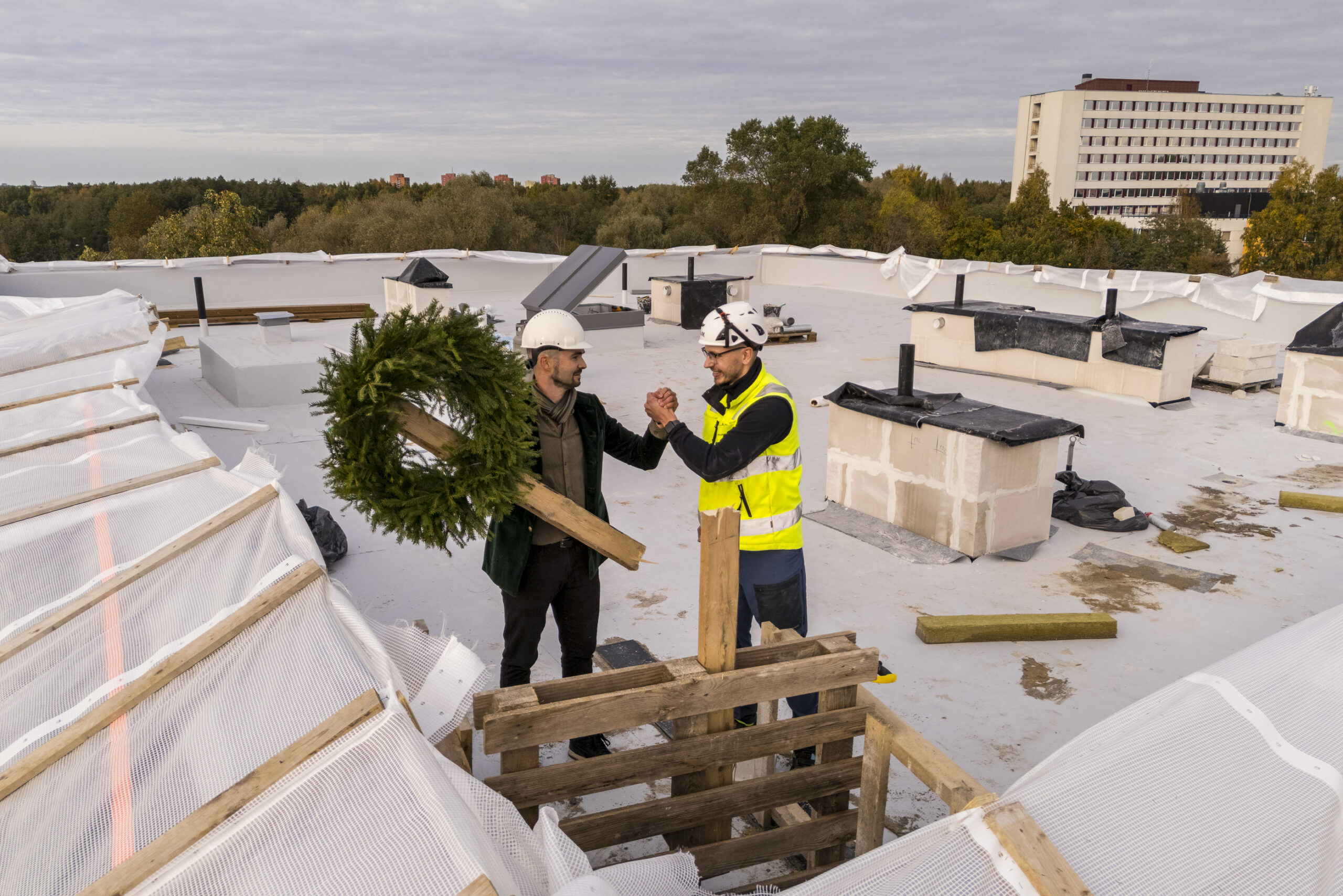 Mustjuure Linnakodud saavutasid täiskõrguse – kolme Tallinna linnaosa piiril tähistati sarikapidu